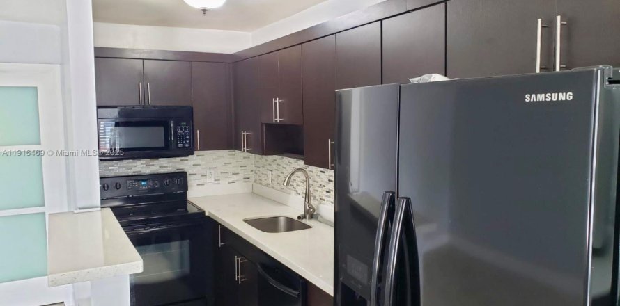 Кондоминиум с 1 спальней в Норт-Майами, Флорида № 1970880