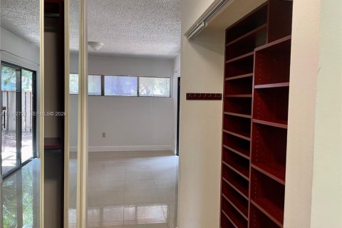 House in Plantation, Florida 2 bedrooms, 99.78 sq.m. № 2028319 - photo 15