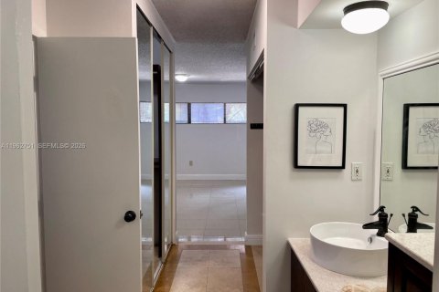 House in Plantation, Florida 2 bedrooms, 99.78 sq.m. № 2028319 - photo 17