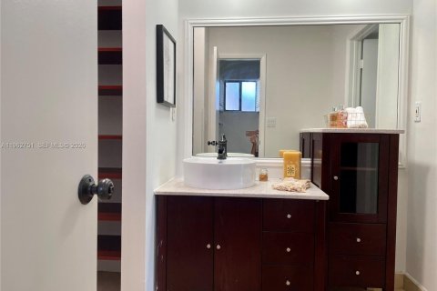 House in Plantation, Florida 2 bedrooms, 99.78 sq.m. № 2028319 - photo 12