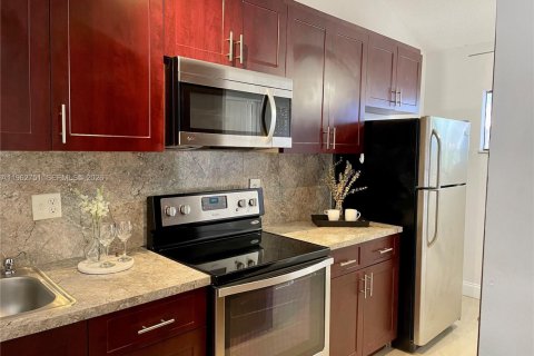 House in Plantation, Florida 2 bedrooms, 99.78 sq.m. № 2028319 - photo 3