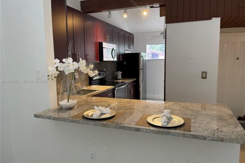 House in Plantation, Florida 2 bedrooms, 99.78 sq.m. № 2028319