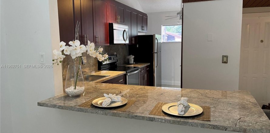 House in Plantation, Florida 2 bedrooms, 99.78 sq.m. № 2028319