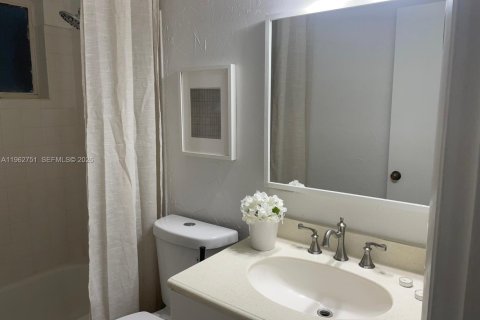 House in Plantation, Florida 2 bedrooms, 99.78 sq.m. № 2028319 - photo 22