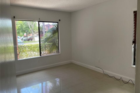 House in Plantation, Florida 2 bedrooms, 99.78 sq.m. № 2028319 - photo 18