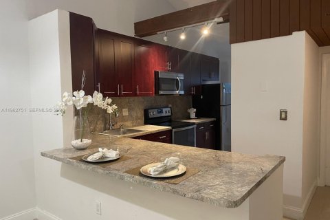 House in Plantation, Florida 2 bedrooms, 99.78 sq.m. № 2028319 - photo 2