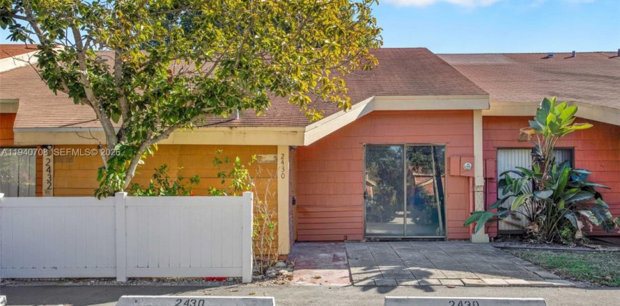 Таунхаус в Лодерхилл, Флорида 2 спальни, 78.87м2 № 1997986