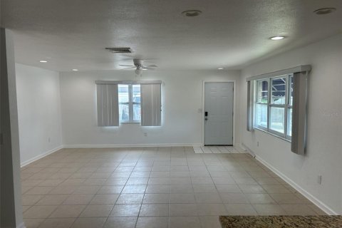 House in Treasure Island, Florida 2 bedrooms, 104.05 sq.m. № 2379769 - photo 2