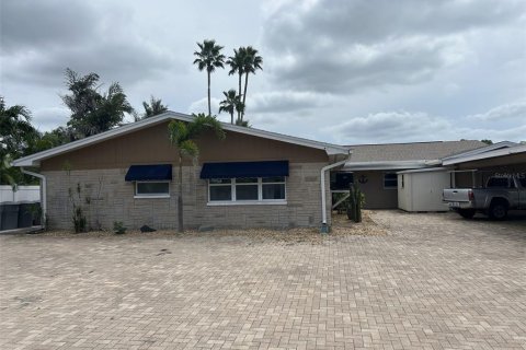 House in Treasure Island, Florida 2 bedrooms, 104.05 sq.m. № 2379769