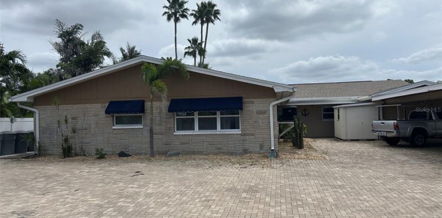 House in Treasure Island, Florida 2 bedrooms, 104.05 sq.m. № 2379769