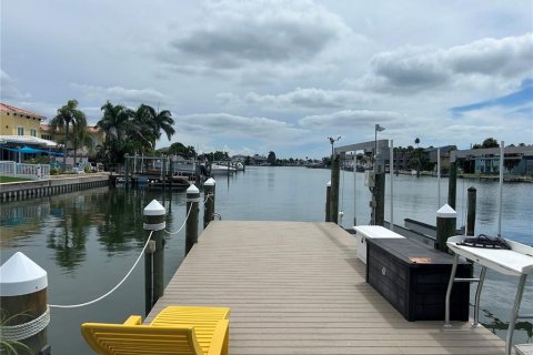 House in Treasure Island, Florida 2 bedrooms, 104.05 sq.m. № 2379769 - photo 11