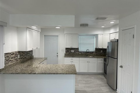 House in Treasure Island, Florida 2 bedrooms, 104.05 sq.m. № 2379769 - photo 4
