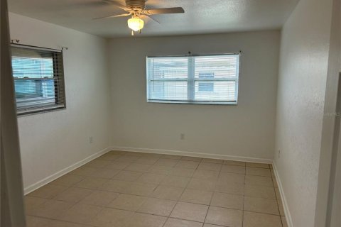 House in Treasure Island, Florida 2 bedrooms, 104.05 sq.m. № 2379769 - photo 5