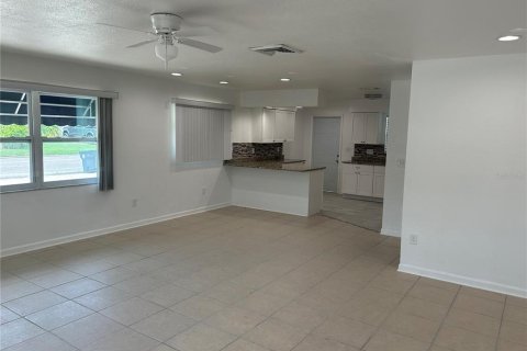 House in Treasure Island, Florida 2 bedrooms, 104.05 sq.m. № 2379769 - photo 3
