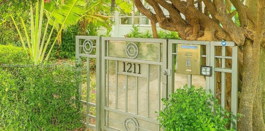 Condominio en Miami Beach, Florida, 1 dormitorio  № 1922536