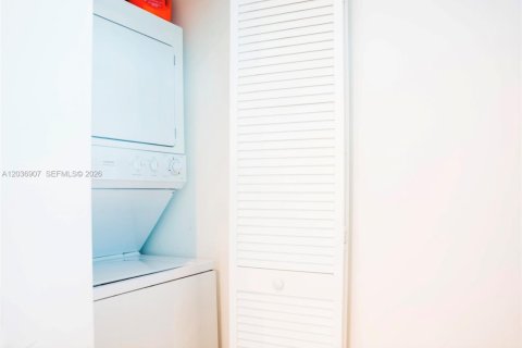 Condominio en alquiler en Miami, Florida, 2 dormitorios, 85.56 m2 № 2085590 - foto 11