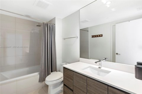 Condominio en alquiler en Miami, Florida, 2 dormitorios, 85.56 m2 № 2085590 - foto 13