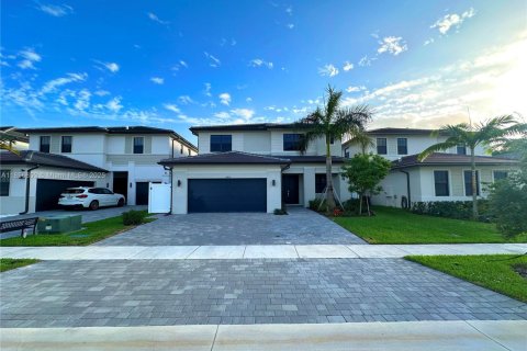 House in Miramar, Florida 4 bedrooms, 266.91 sq.m. № 1879002 - photo 1