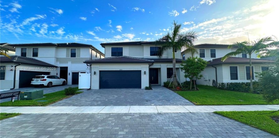 House in Miramar, Florida 4 bedrooms, 266.91 sq.m. № 1879002