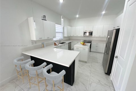 House in Miramar, Florida 4 bedrooms, 266.91 sq.m. № 1879002 - photo 5