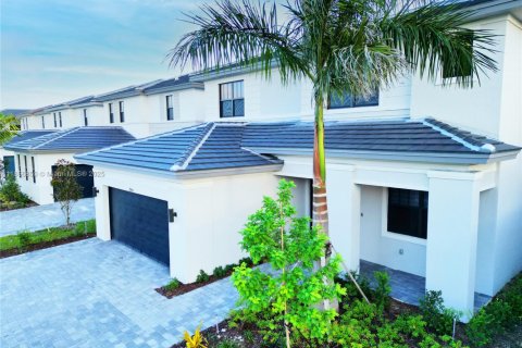House in Miramar, Florida 4 bedrooms, 266.91 sq.m. № 1879002 - photo 2