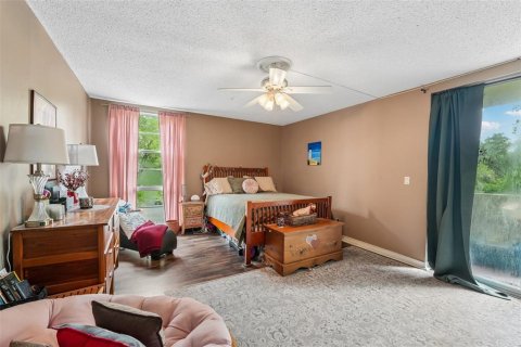 Condo in Gainesville, Florida, 1 bedroom № 2196773 - photo 20