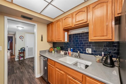 Condo in Gainesville, Florida, 1 bedroom № 2196773 - photo 13