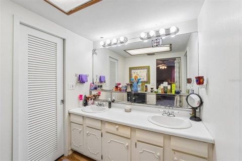 Condo in Gainesville, Florida, 1 bedroom № 2196773 - photo 23