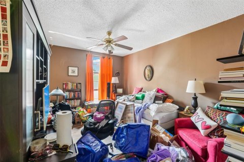 Condo in Gainesville, Florida, 1 bedroom № 2196773 - photo 17