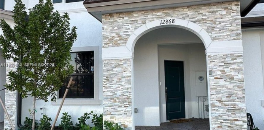 Townhouse in Homestead, Florida 3 bedrooms, 149.76 sq.m. № 2067624