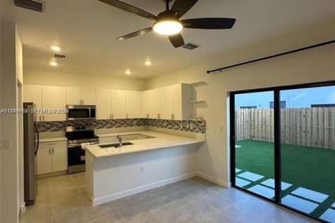 Townhouse in Homestead, Florida 3 bedrooms, 149.76 sq.m. № 2067624 - photo 11