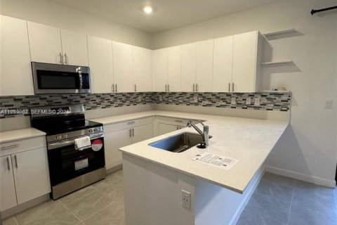 Townhouse in Homestead, Florida 3 bedrooms, 149.76 sq.m. № 2067624 - photo 13