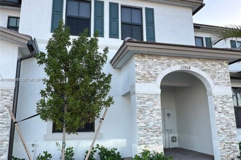 Townhouse in Homestead, Florida 3 bedrooms, 149.76 sq.m. № 2067624 - photo 3