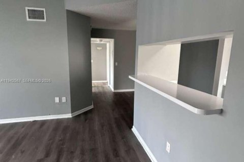 Condo in Miramar, Florida, 2 bedrooms  № 1999996 - photo 2