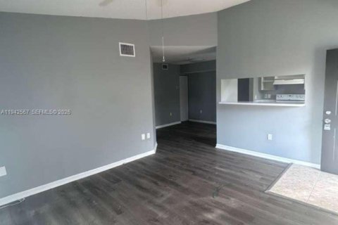 Condo in Miramar, Florida, 2 bedrooms  № 1999996 - photo 3