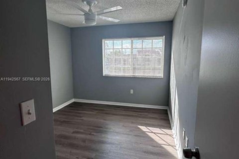 Condo in Miramar, Florida, 2 bedrooms  № 1999996 - photo 5