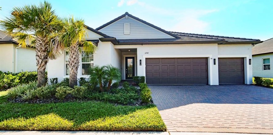 House in Land O' Lakes, Florida 3 bedrooms, 256.32 sq.m. № 1909930