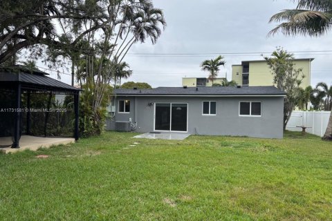 Casa en venta en Hollywood, Florida, 2 dormitorios, 92.9 m2 № 1995180 - foto 17