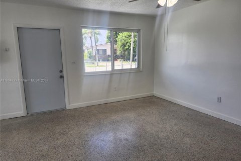 House in Miami, Florida 3 bedrooms, 120.4 sq.m. № 1950477 - photo 14