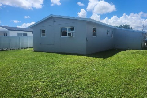 House in Miami, Florida 3 bedrooms, 120.4 sq.m. № 1950477 - photo 11