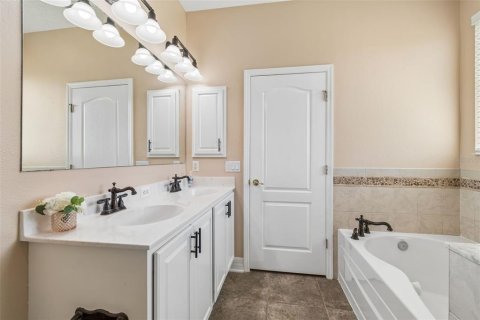 House in Apollo Beach, Florida 4 bedrooms, 212.19 sq.m. № 2122644 - photo 30