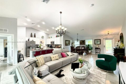 Casa en venta en Cape Coral, Florida, 4 dormitorios № 1945195 - foto 4