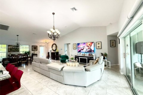 Casa en venta en Cape Coral, Florida, 4 dormitorios № 1945195 - foto 5