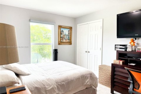 Casa en venta en Cape Coral, Florida, 4 dormitorios № 1945195 - foto 10