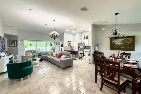 Casa en venta en Cape Coral, Florida, 4 dormitorios № 1945195 - foto 7