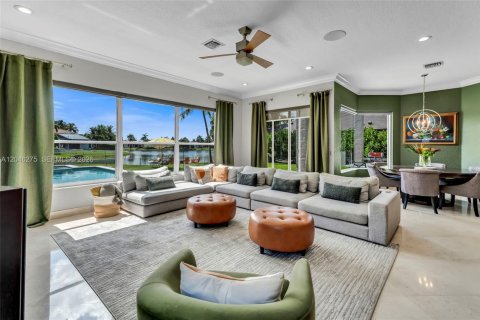 House in Miramar, Florida 6 bedrooms, 396.14 sq.m. № 2259995 - photo 19