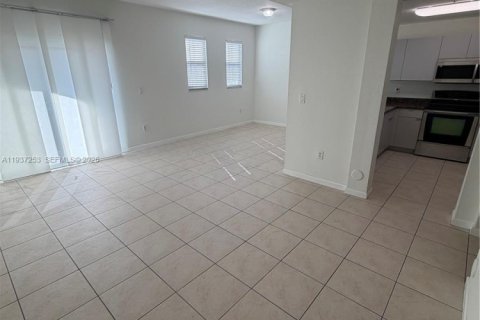 Снять в аренду кондоминиум в Дорал, Флорида 3 спальни, 128.67м2, № 1995117 - фото 3