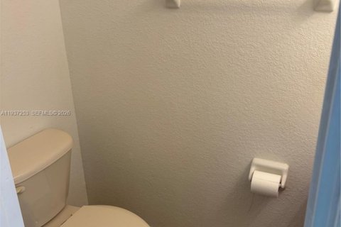 Снять в аренду кондоминиум в Дорал, Флорида 3 спальни, 128.67м2, № 1995117 - фото 16