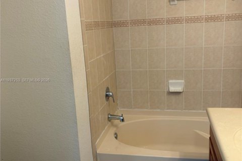 Снять в аренду кондоминиум в Дорал, Флорида 3 спальни, 128.67м2, № 1995117 - фото 11