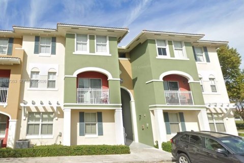 Снять в аренду кондоминиум в Дорал, Флорида 3 спальни, 128.67м2, № 1995117 - фото 1